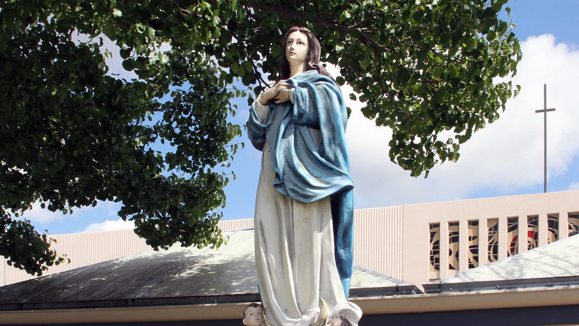 Ola Front Marian Statue
